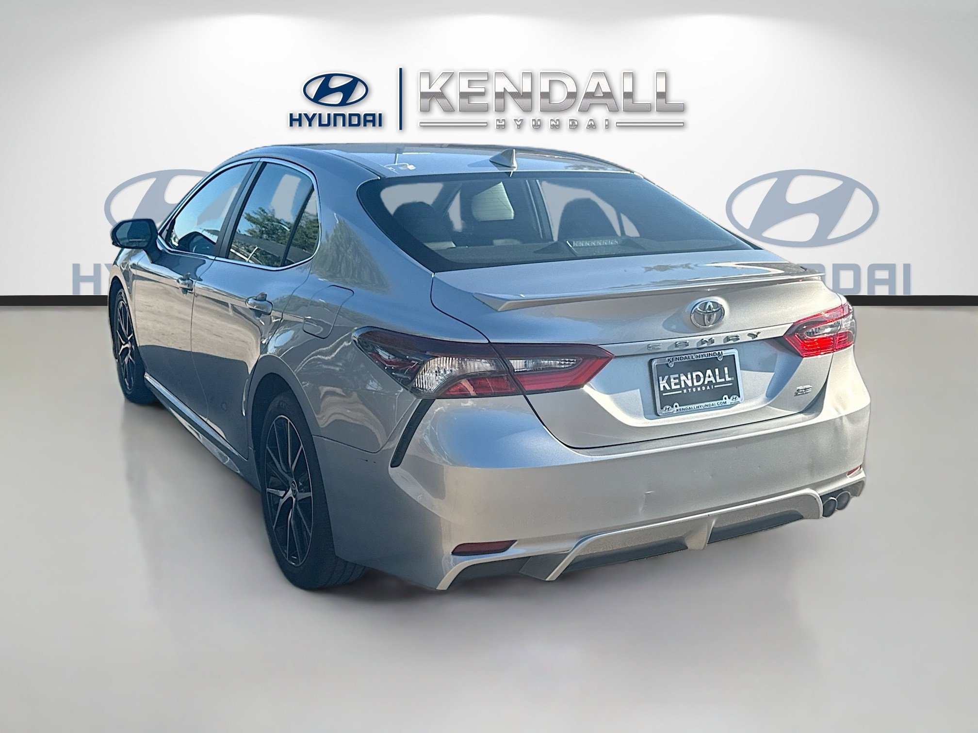 Used 2023 Toyota Camry SE image 4