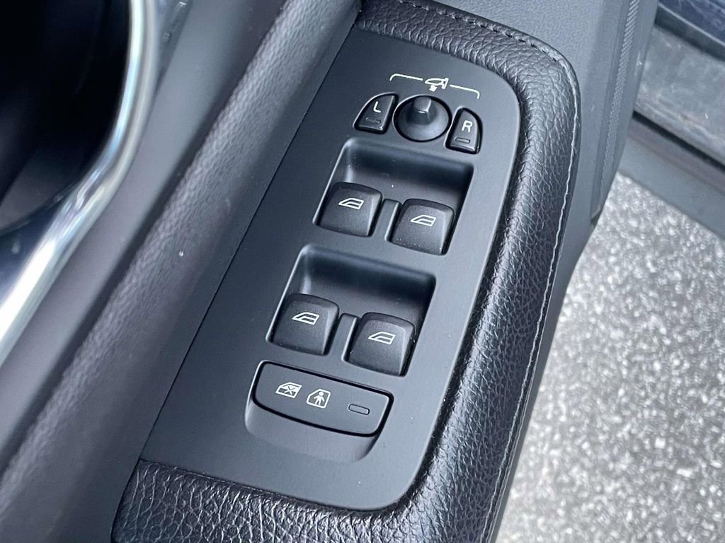 Used 2021 Volvo V60 T5 Cross Country image 6