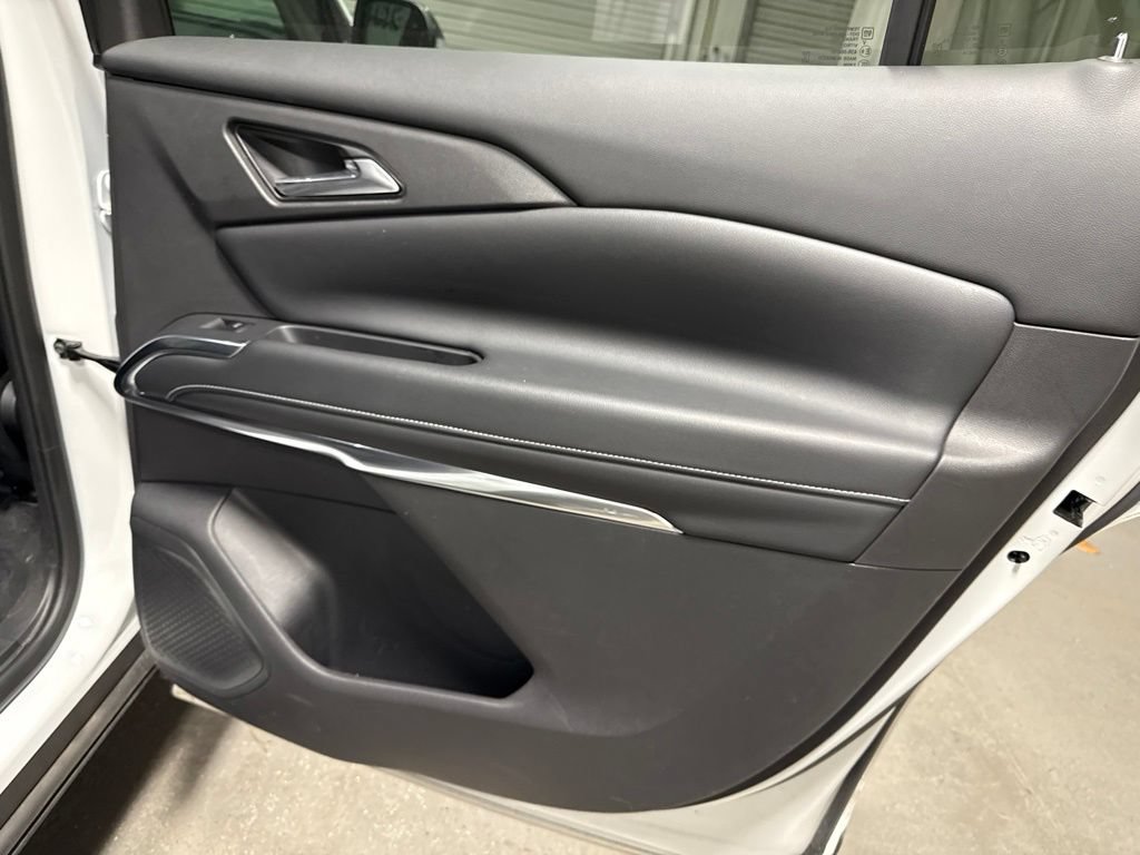 Used 2025 Chevrolet Traverse LT FWD image 12