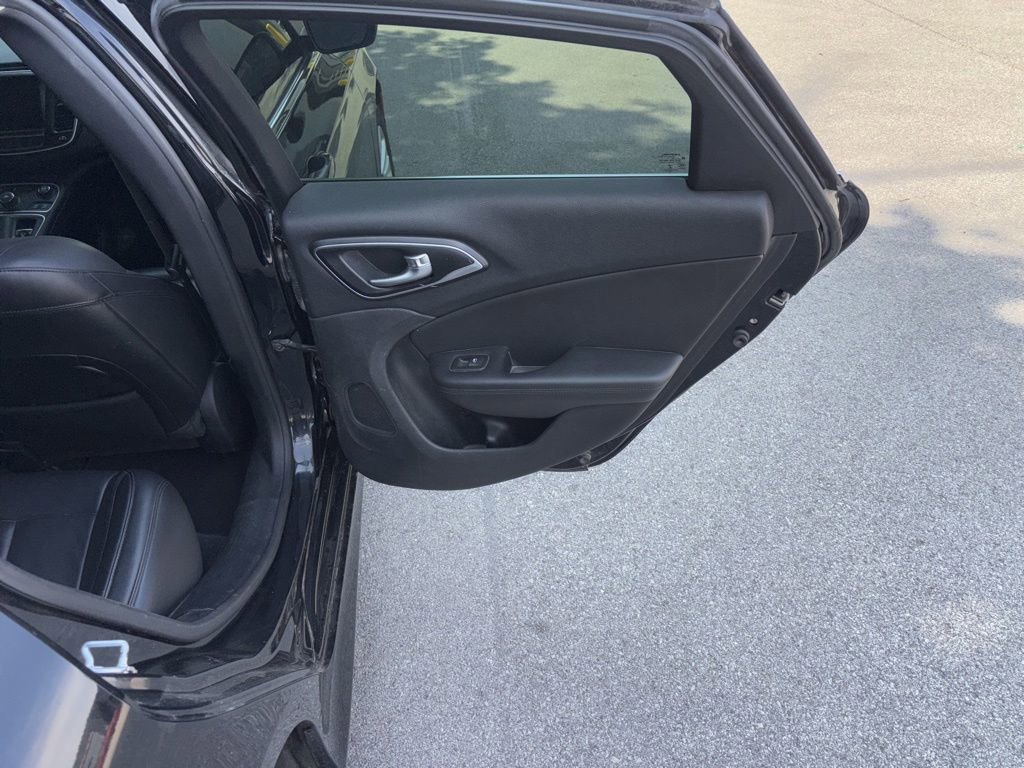 Used 2017 Chrysler 200 Limited Platinum FWD image 35
