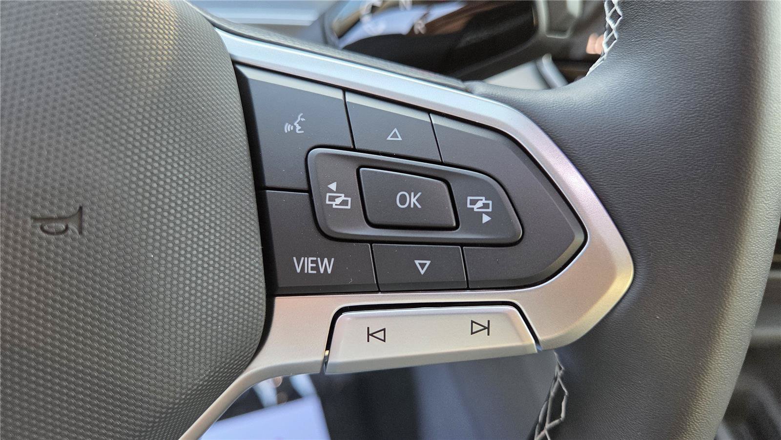 New 2026 Volkswagen Tiguan SE FWD image 18