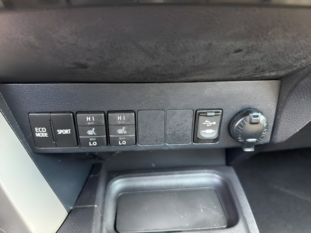 Used 2018 Toyota RAV4 Limited FWD image 34