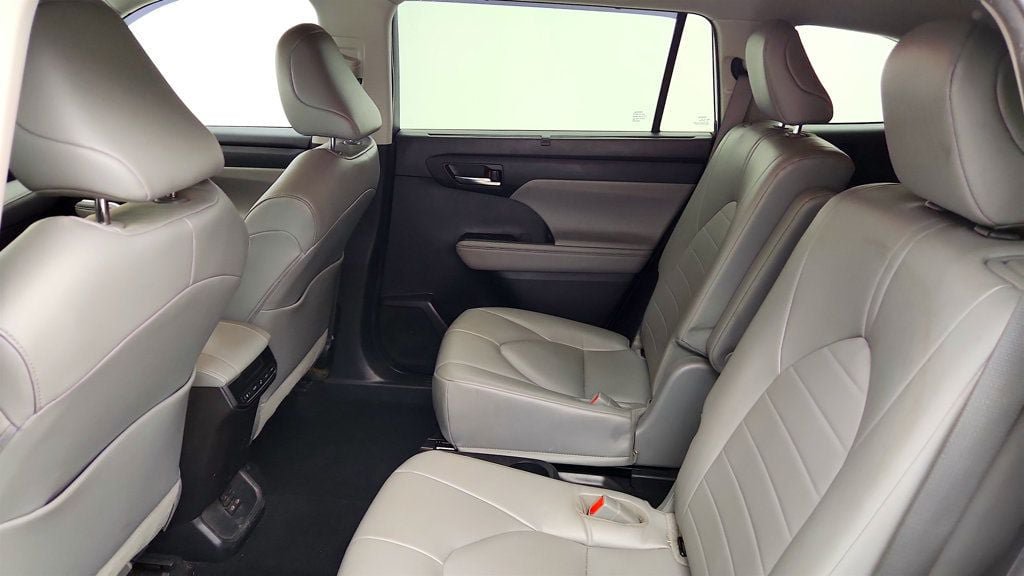 Used 2022 Toyota Highlander XLE AWD/4WD image 20