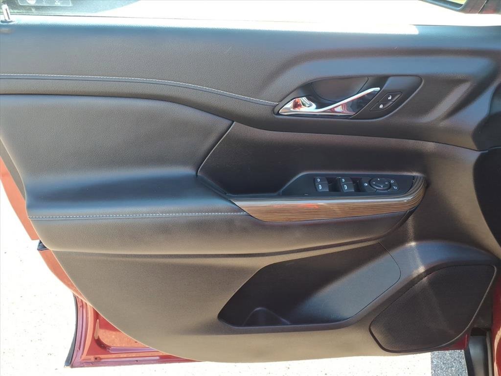 Used 2023 GMC Acadia SLE image 17