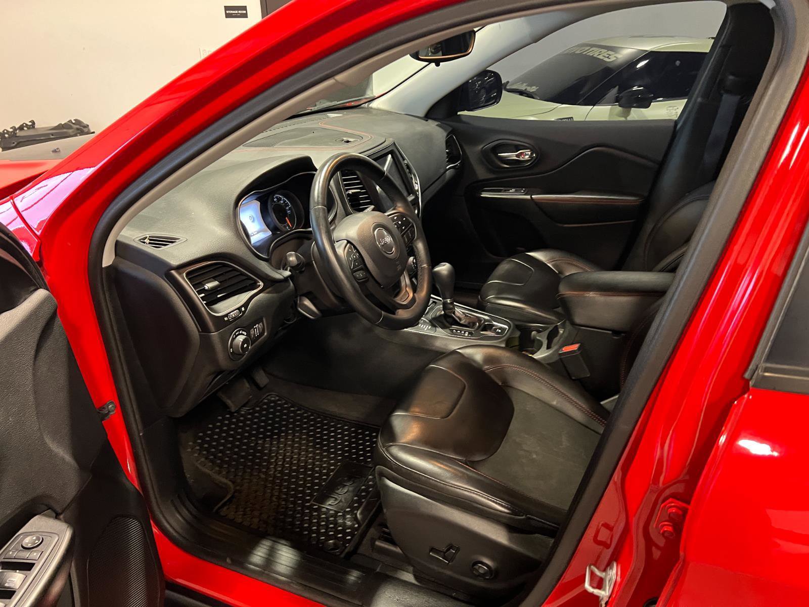 Used 2019 Jeep Cherokee Trailhawk w/ Cold Weather Group image 10