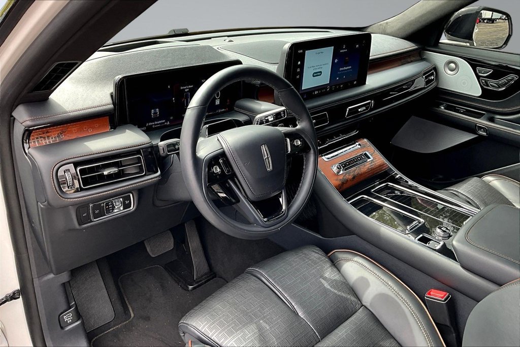 Used 2025 Lincoln Aviator Black Label w/ Jet Appearance Package AWD/4WD image 17