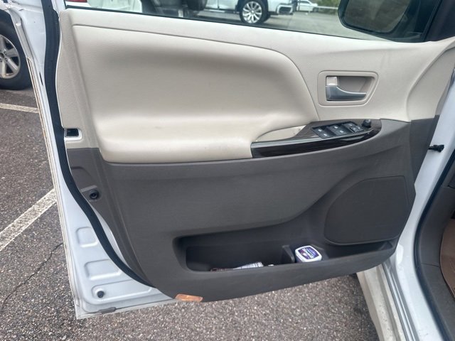 Used 2019 Toyota Sienna L image 9
