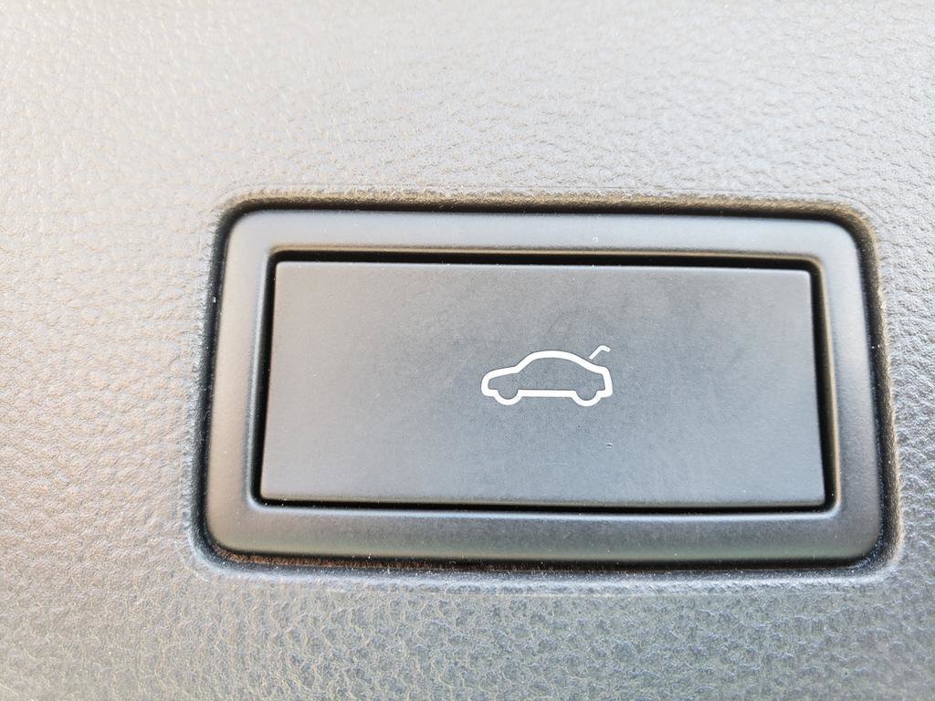 Used 2024 Volkswagen Atlas SEL Premium R-Line image 9