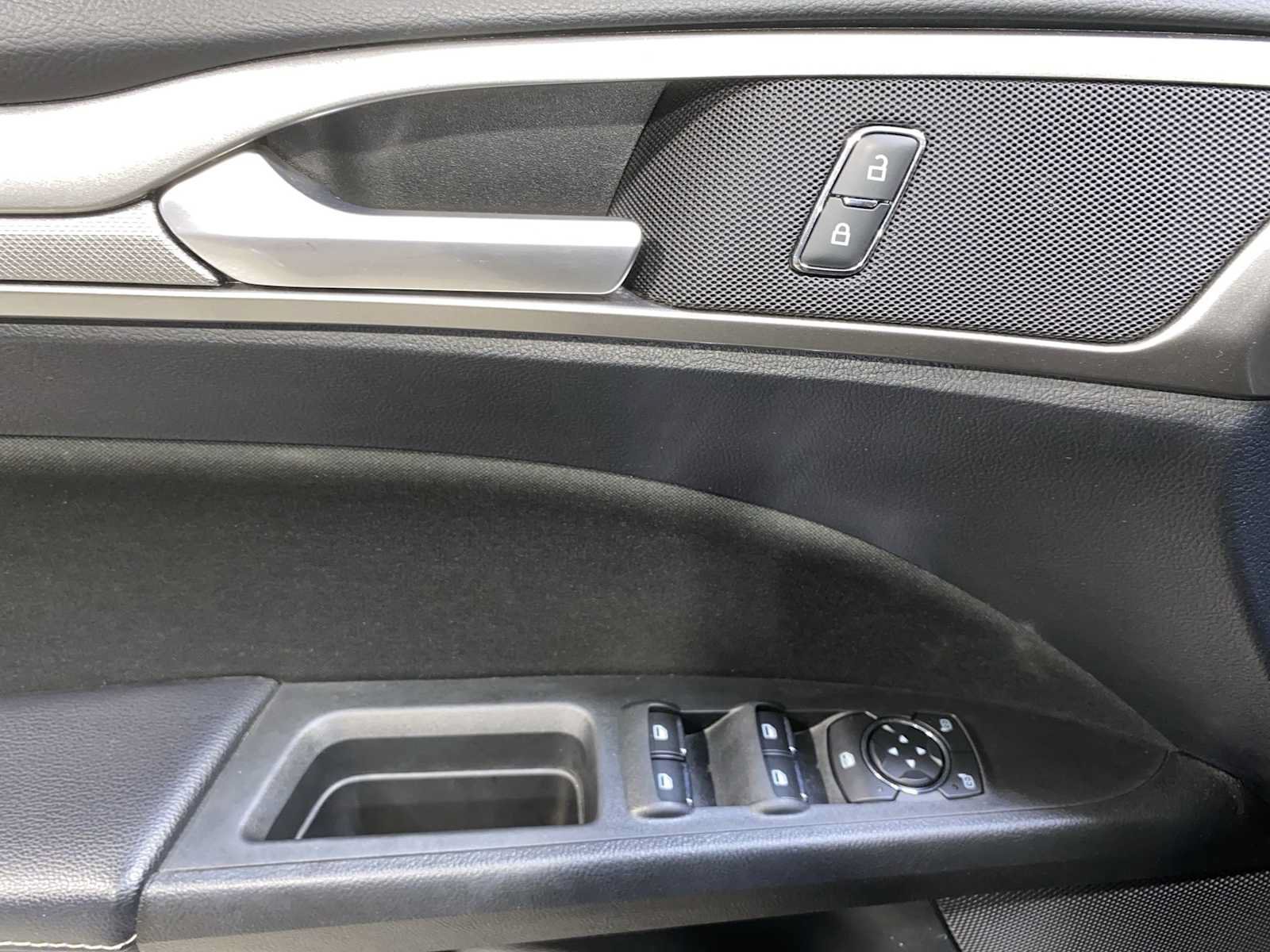 Used 2019 Ford Fusion SE FWD image 23