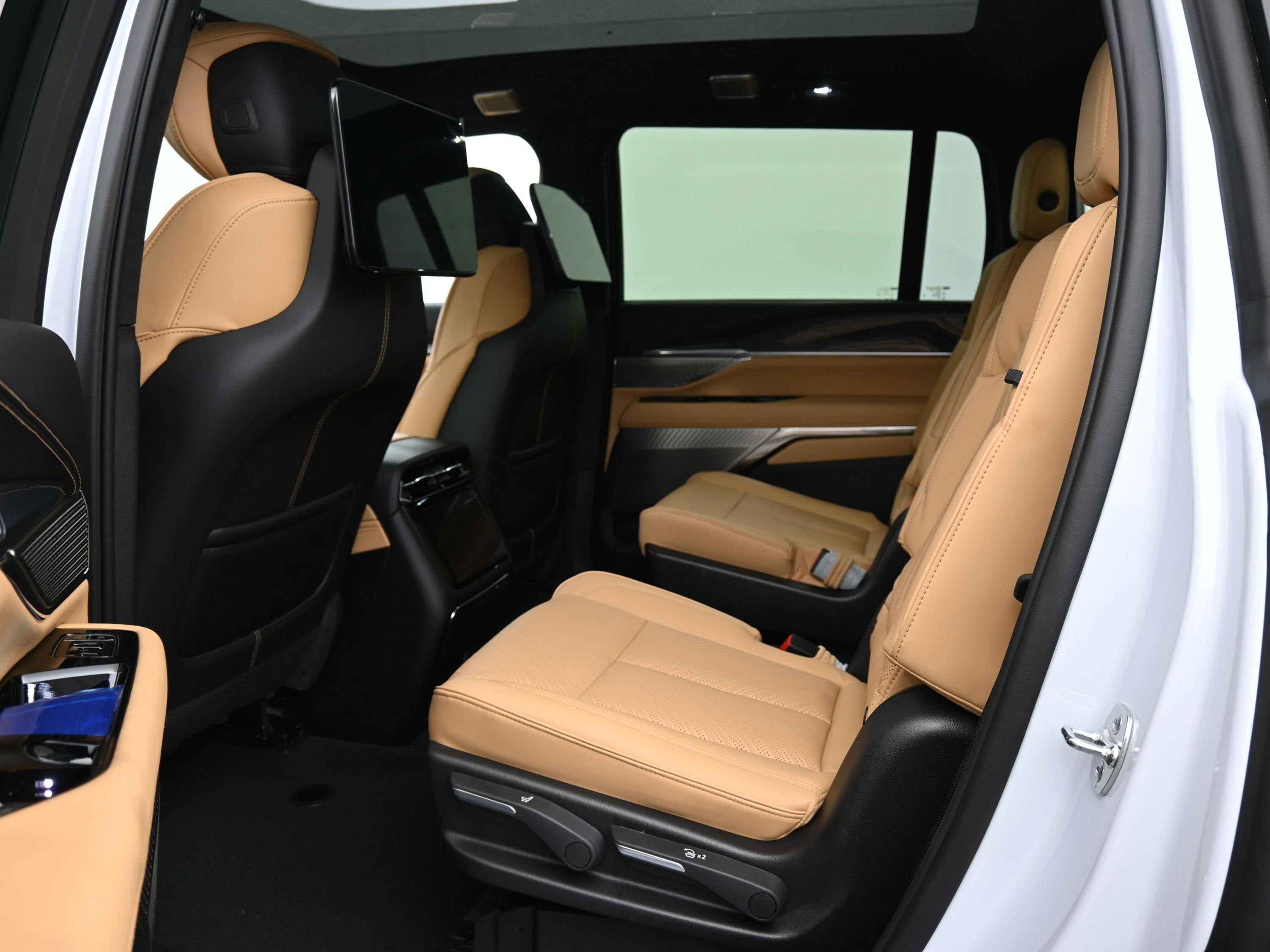 New 2026 Cadillac Escalade IQ Luxury 2 image 10