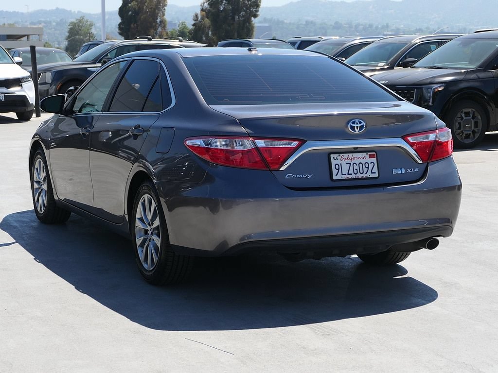 Used 2017 Toyota Camry XLE w/ Moonroof Package FWD image 6