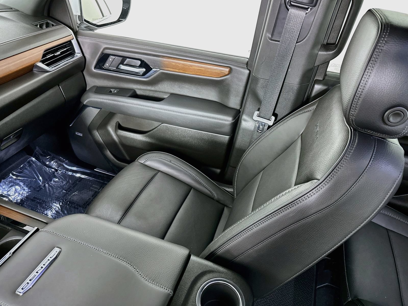 Used 2025 GMC Yukon XL Denali AWD/4WD image 25