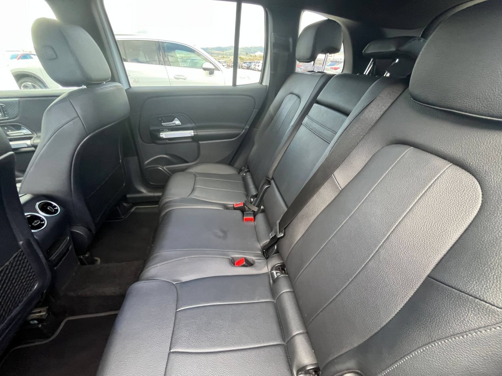 Used 2025 Mercedes-Benz GLB 250 4MATIC image 27