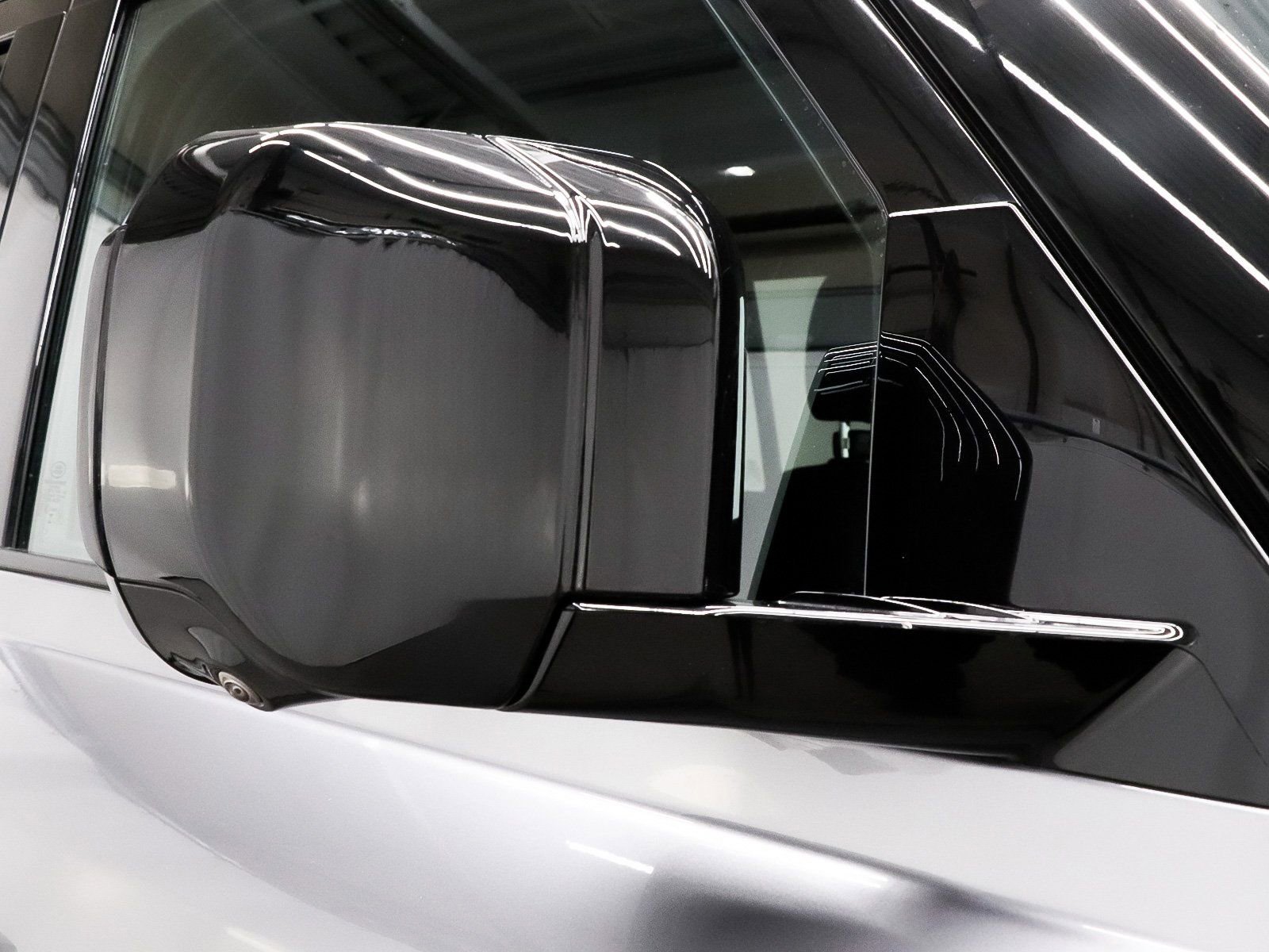 Used 2023 Land Rover Defender 130 X-Dynamic SE image 46
