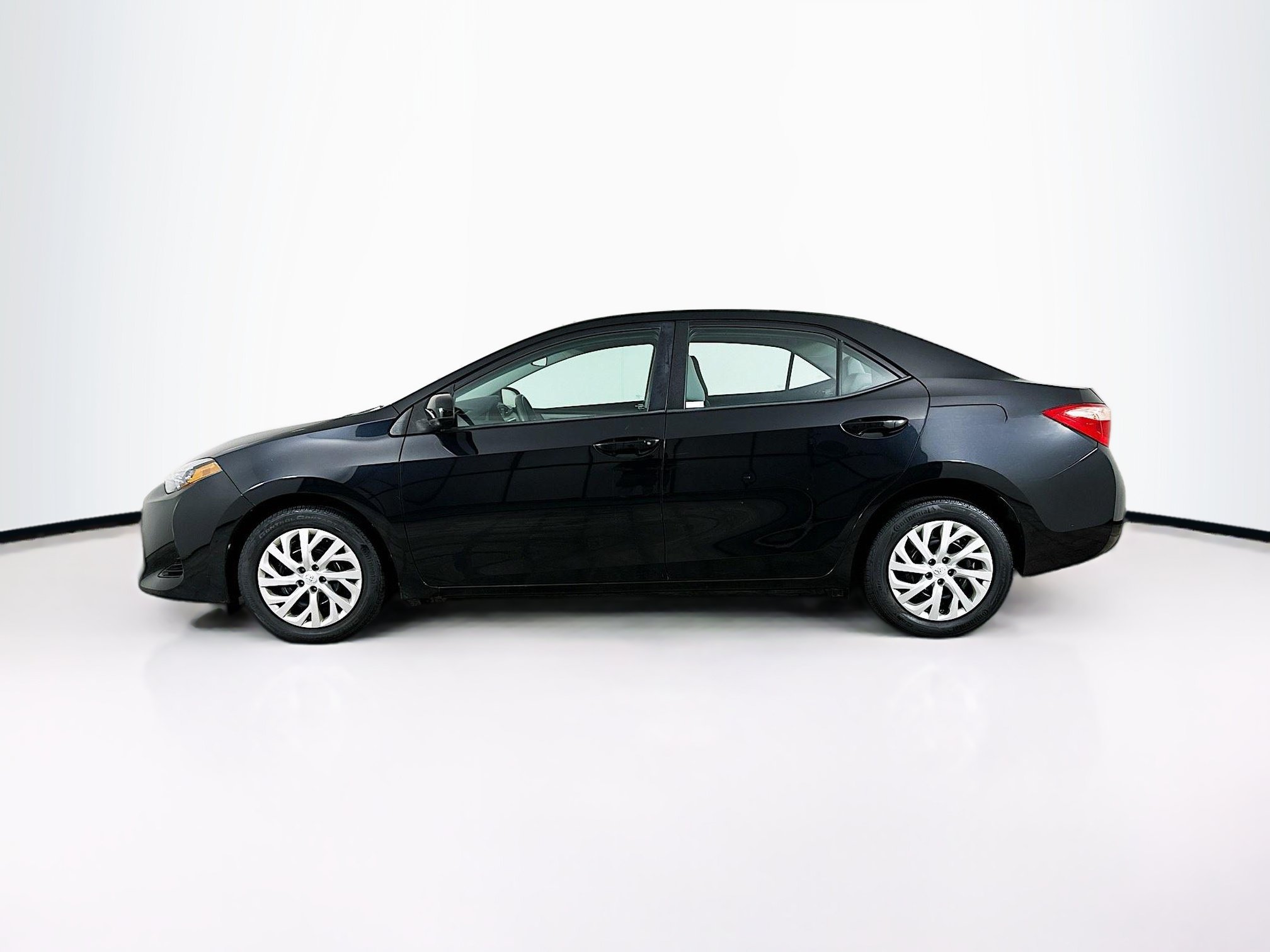 Used 2017 Toyota Corolla LE w/ Carpet Mat Package (TMS) FWD image 4