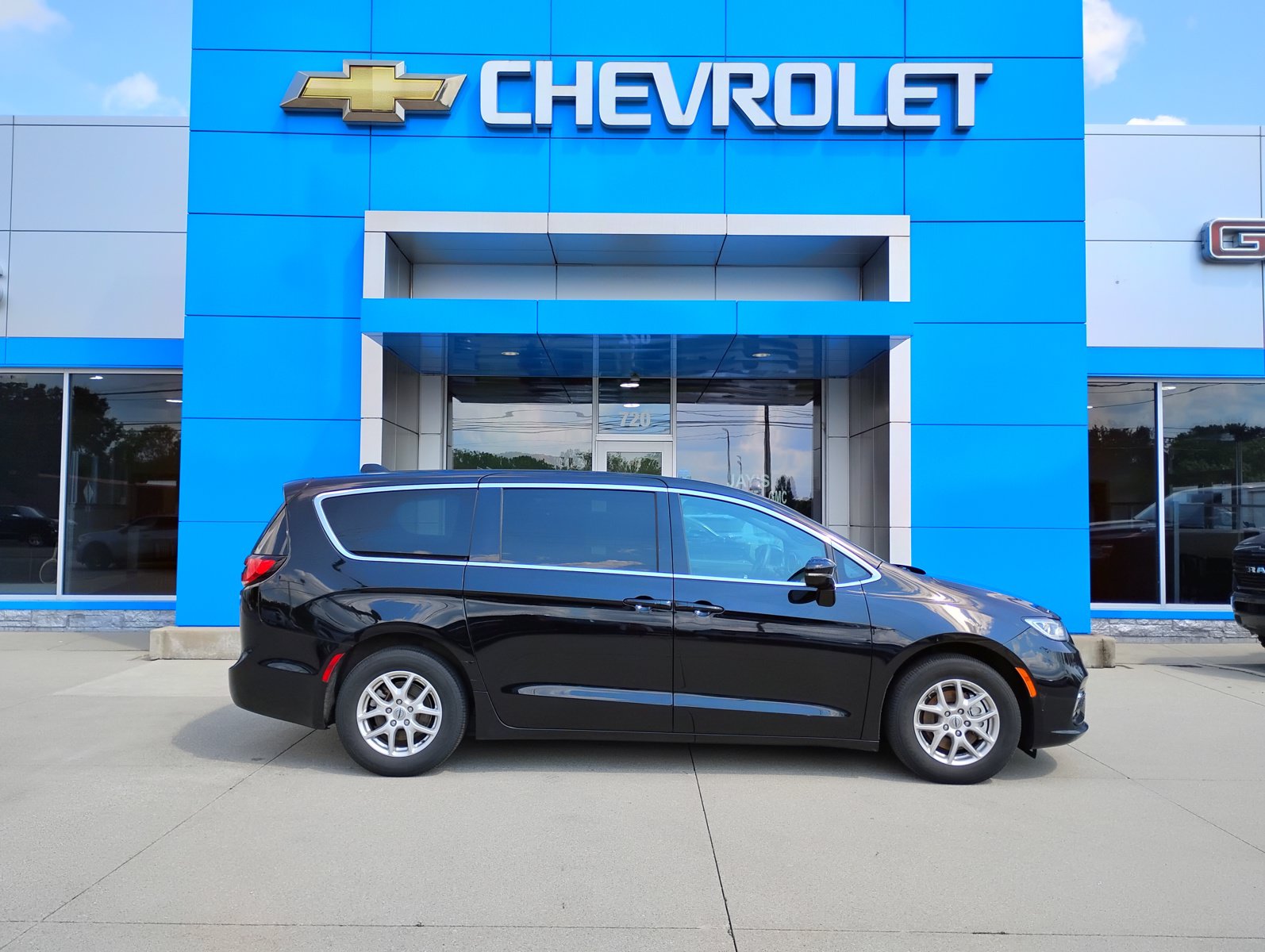 Used 2025 Chrysler Pacifica Select FWD image 5