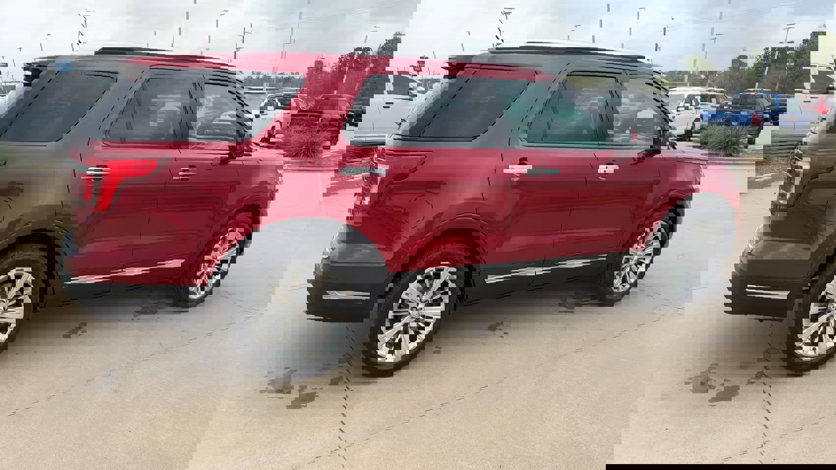 Used 2019 Ford Explorer Limited w/ Ford Safe & Smart Package image 9