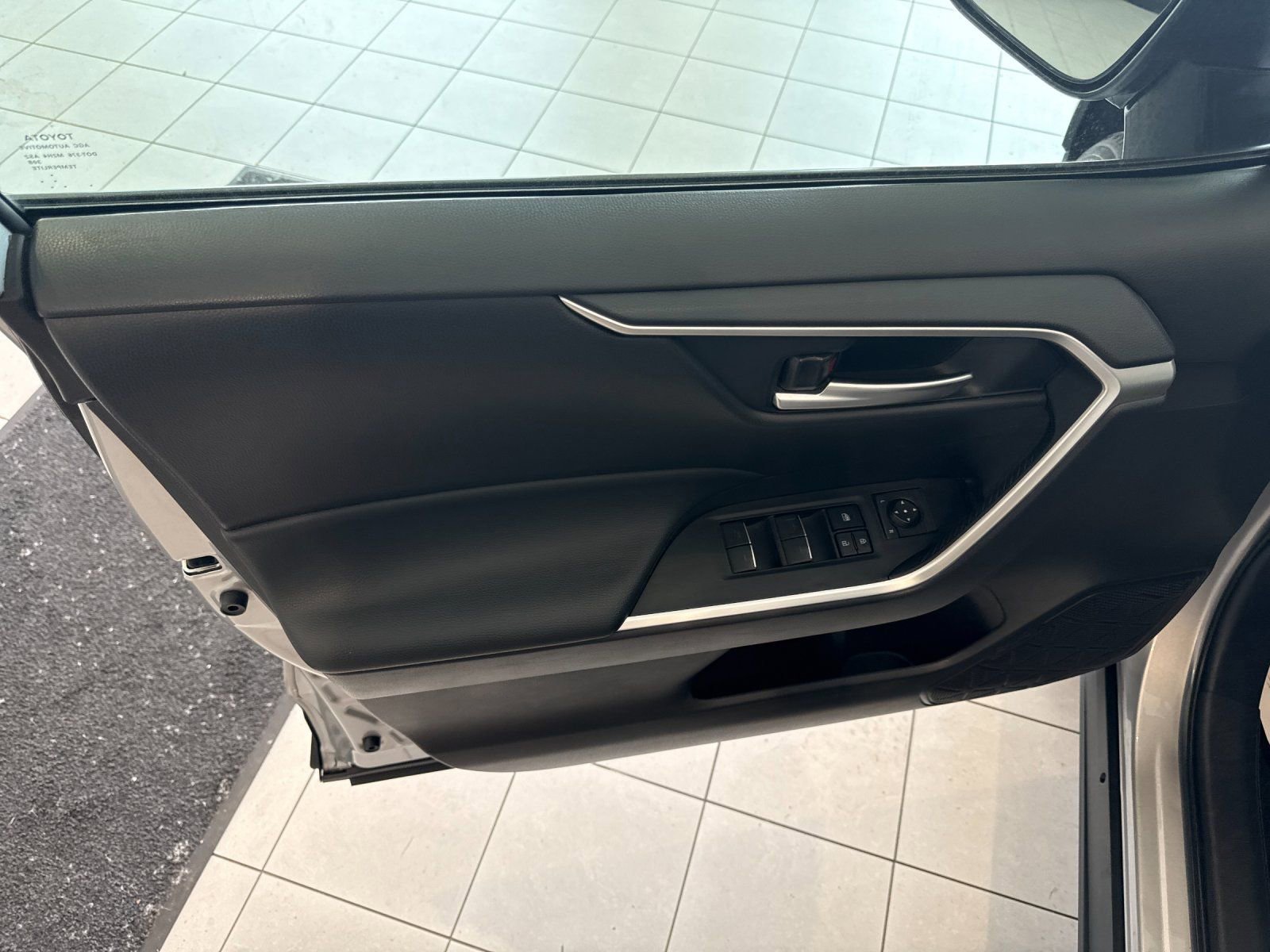 Used 2025 Toyota RAV4 XLE AWD/4WD image 11