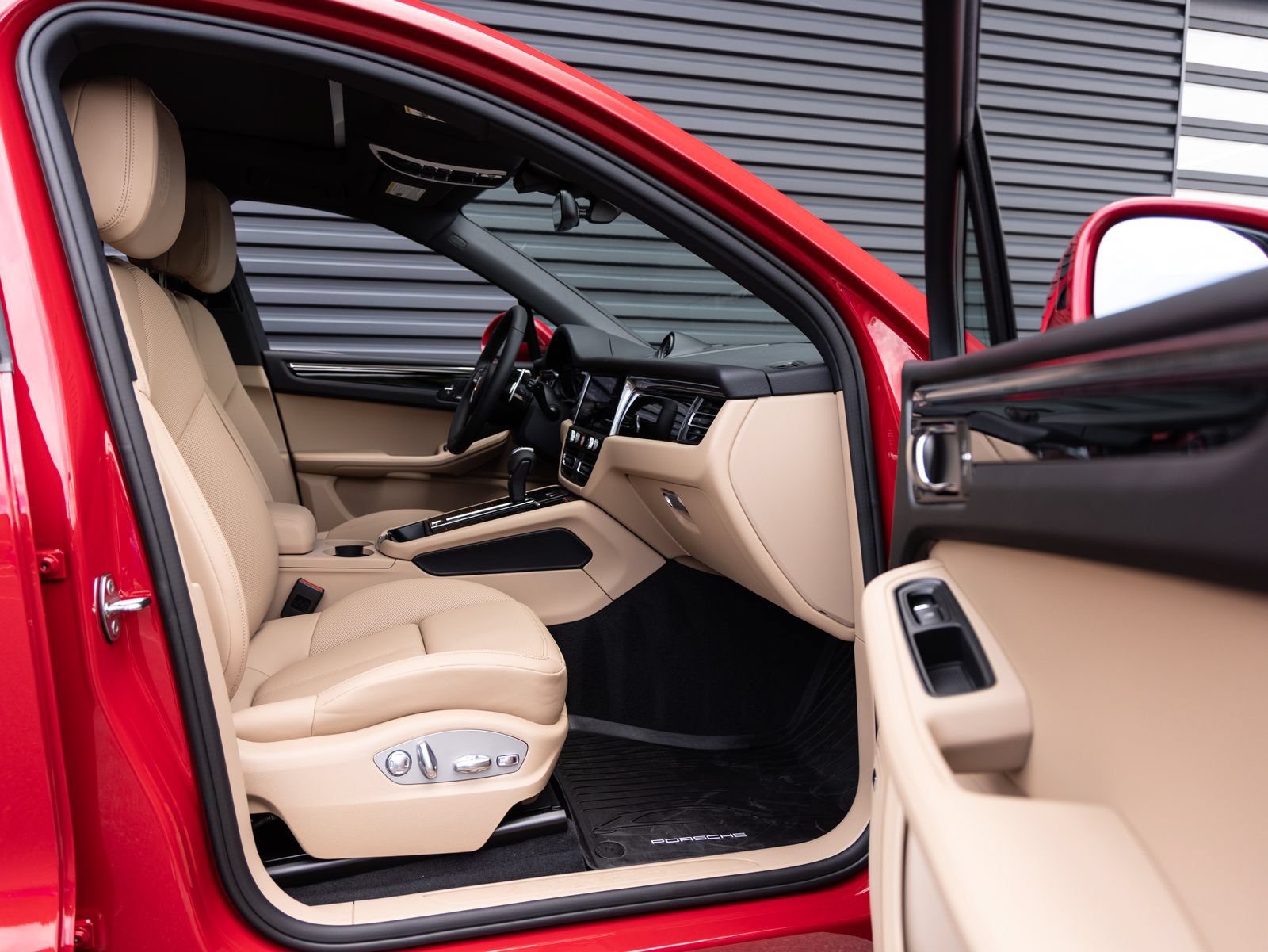 Certified 2026 Porsche Macan AWD/4WD image 32