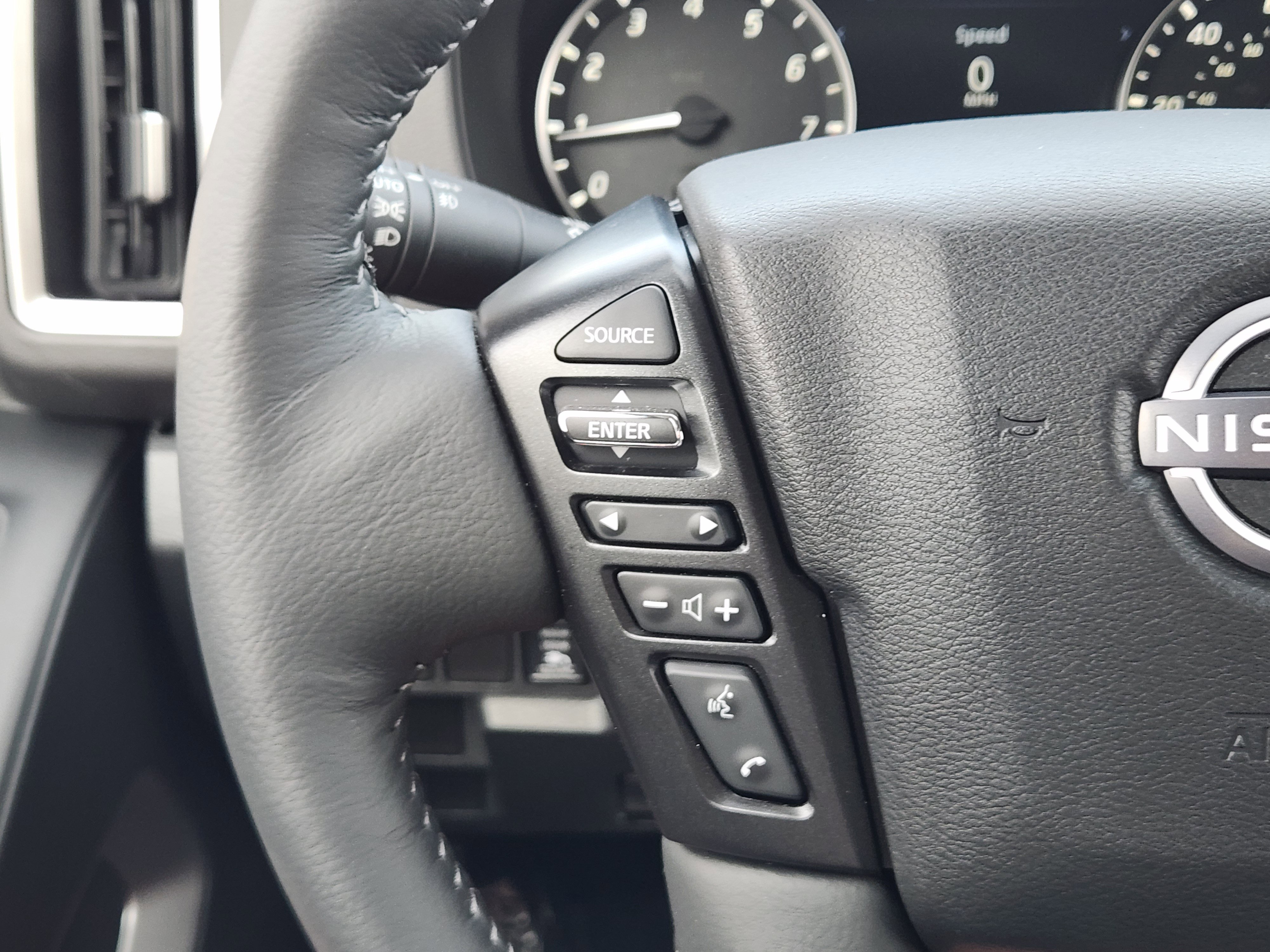 Used 2025 Nissan Frontier SV w/ SV Convenience Package image 26