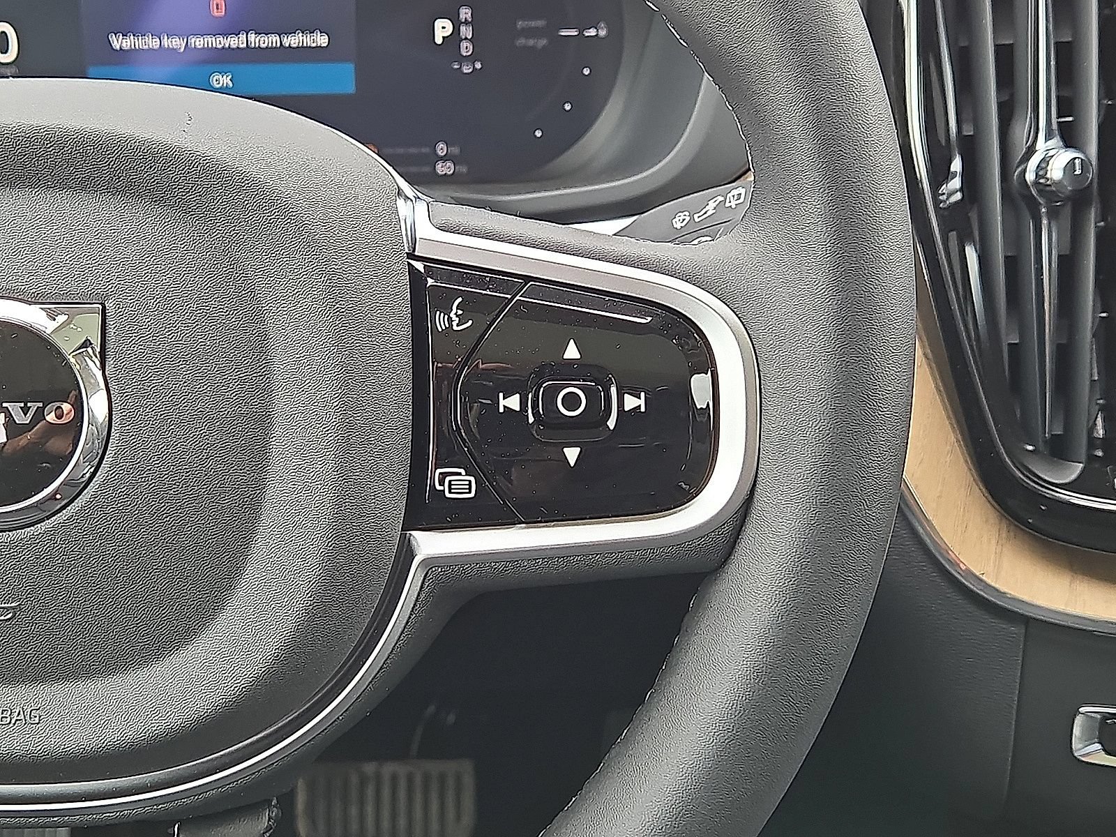 New 2026 Volvo XC60 T8 Ultra w/ Protection Package Premier AWD/4WD image 16