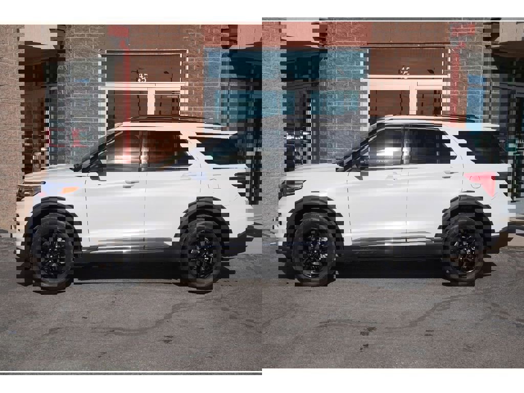 Used 2022 Ford Explorer XLT w/ Equipment Group 202A image 6