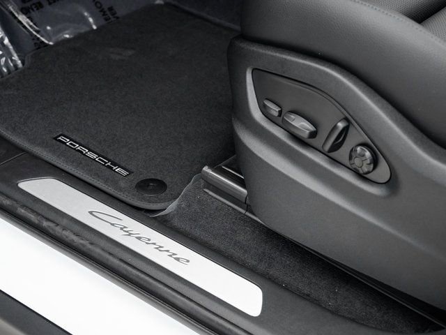 Certified 2025 Porsche Cayenne image 12