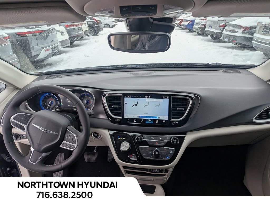 Used 2024 Chrysler Pacifica Touring-L image 6