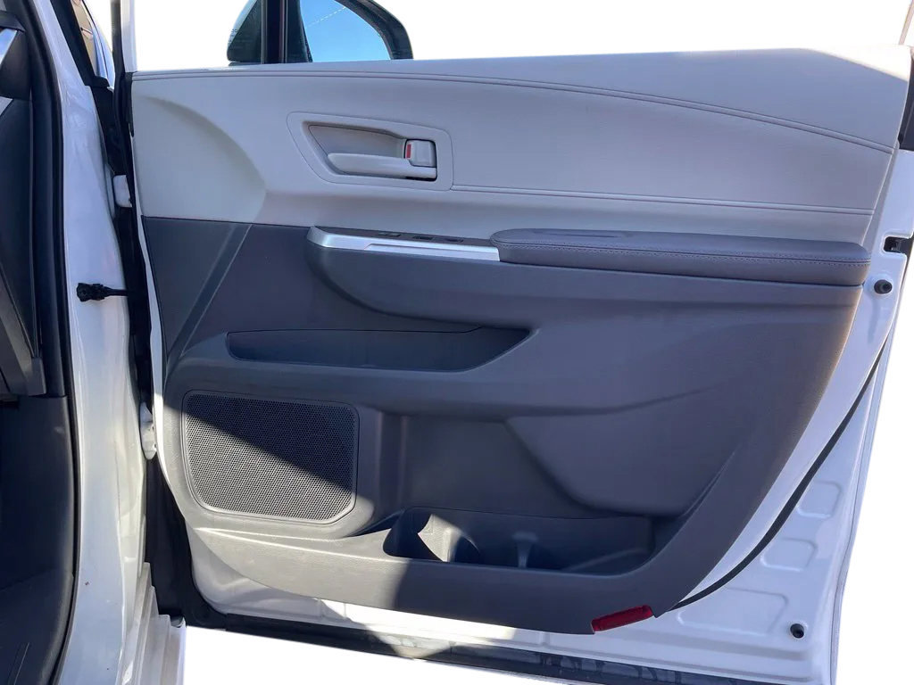 Used 2024 Toyota Sienna LE FWD image 25