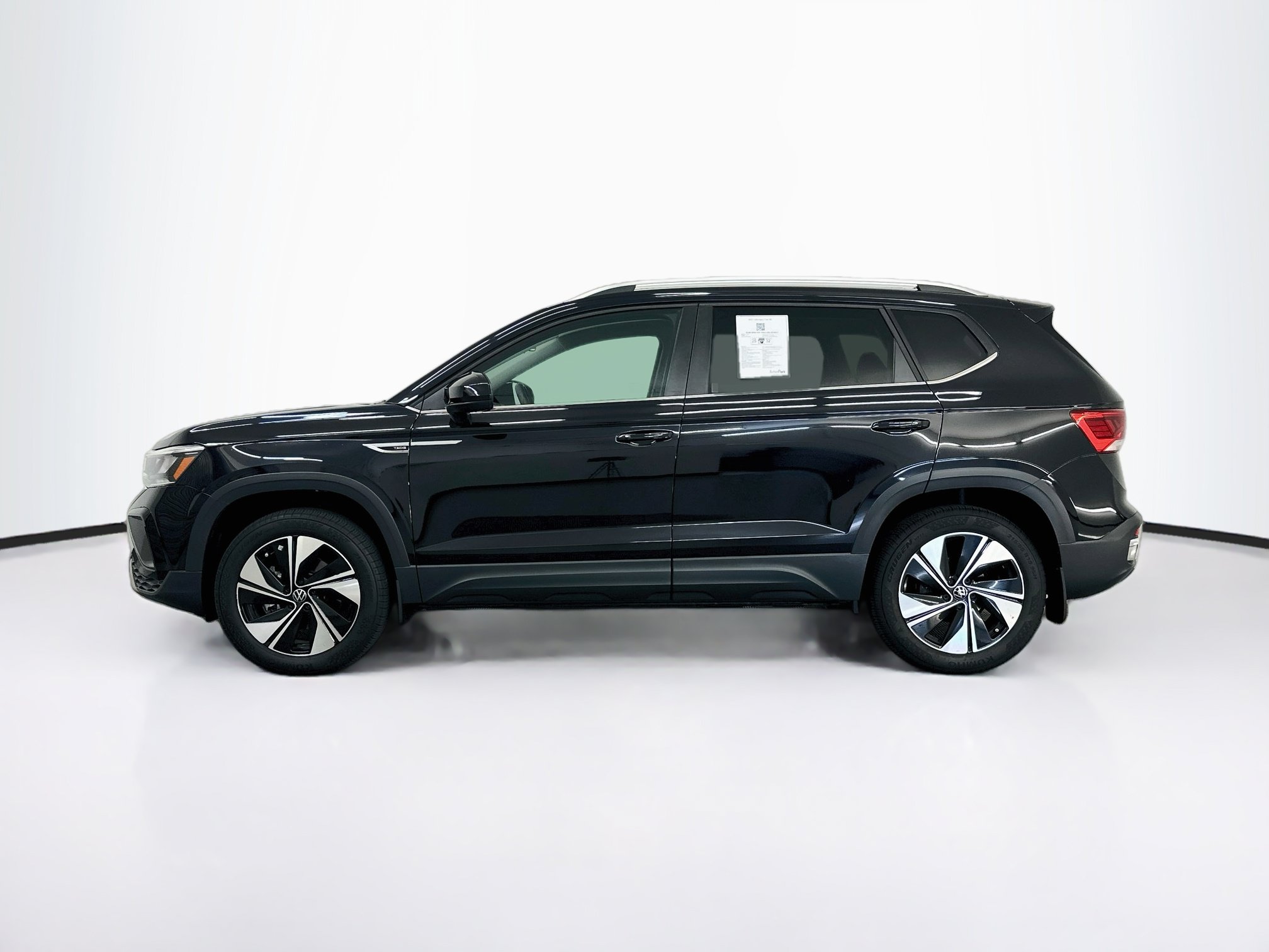 Used 2023 Volkswagen Taos SE w/ Panoramic Sunroof Package AWD/4WD image 4