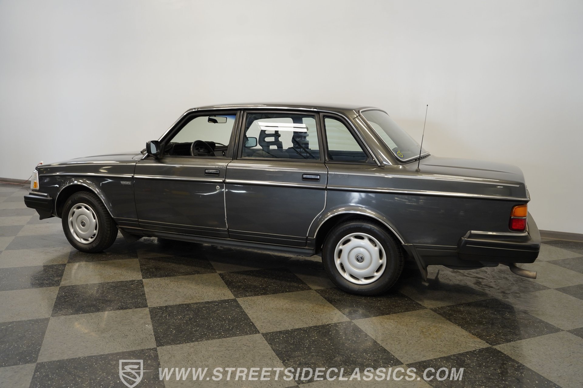 Used 1988 Volvo 240 Sedan RWD image 9
