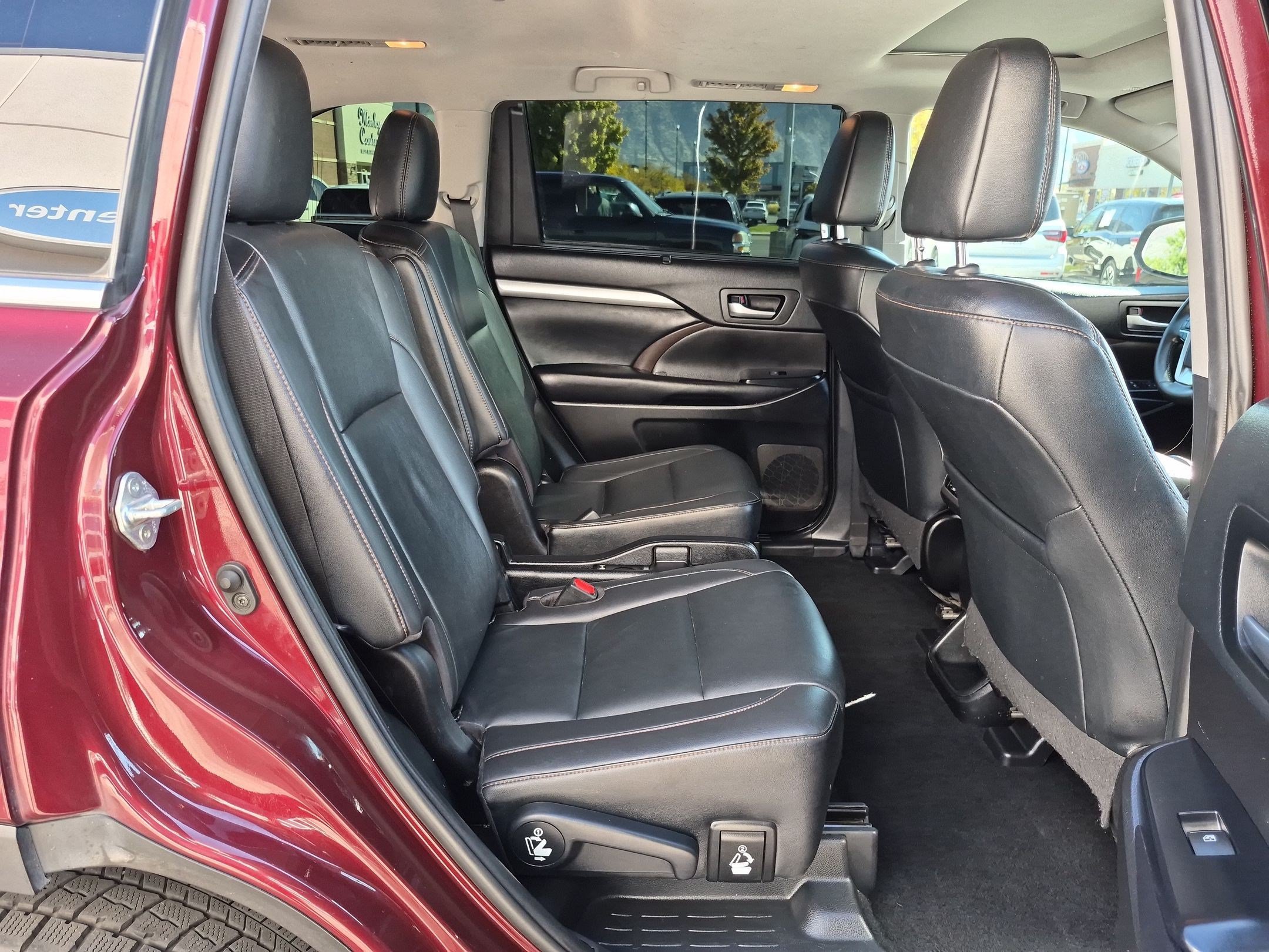 Used 2019 Toyota Highlander XLE AWD/4WD image 33