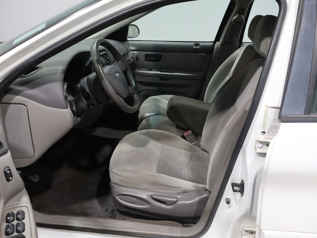 Used 2005 Ford Taurus SE image 2