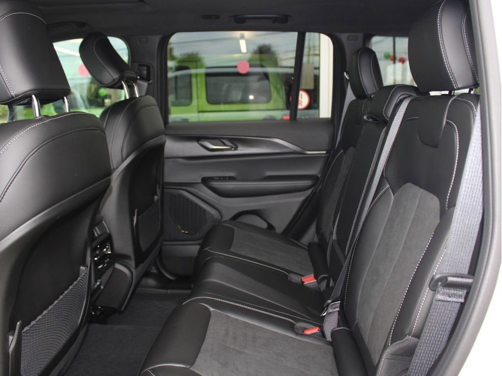 New 2025 Jeep Grand Cherokee Altitude image 24