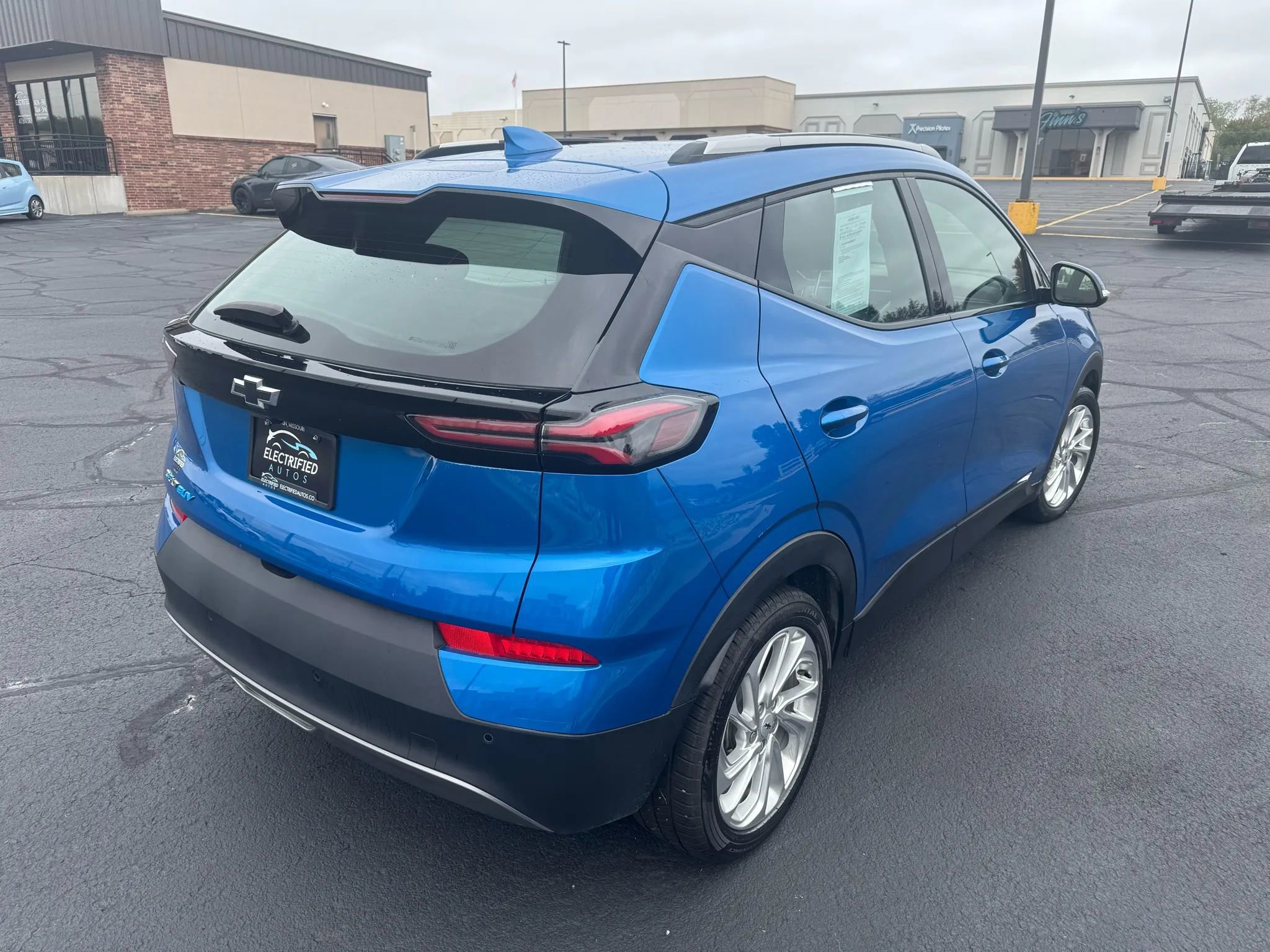 Used 2022 Chevrolet Bolt EUV LT w/ Comfort Package image 3