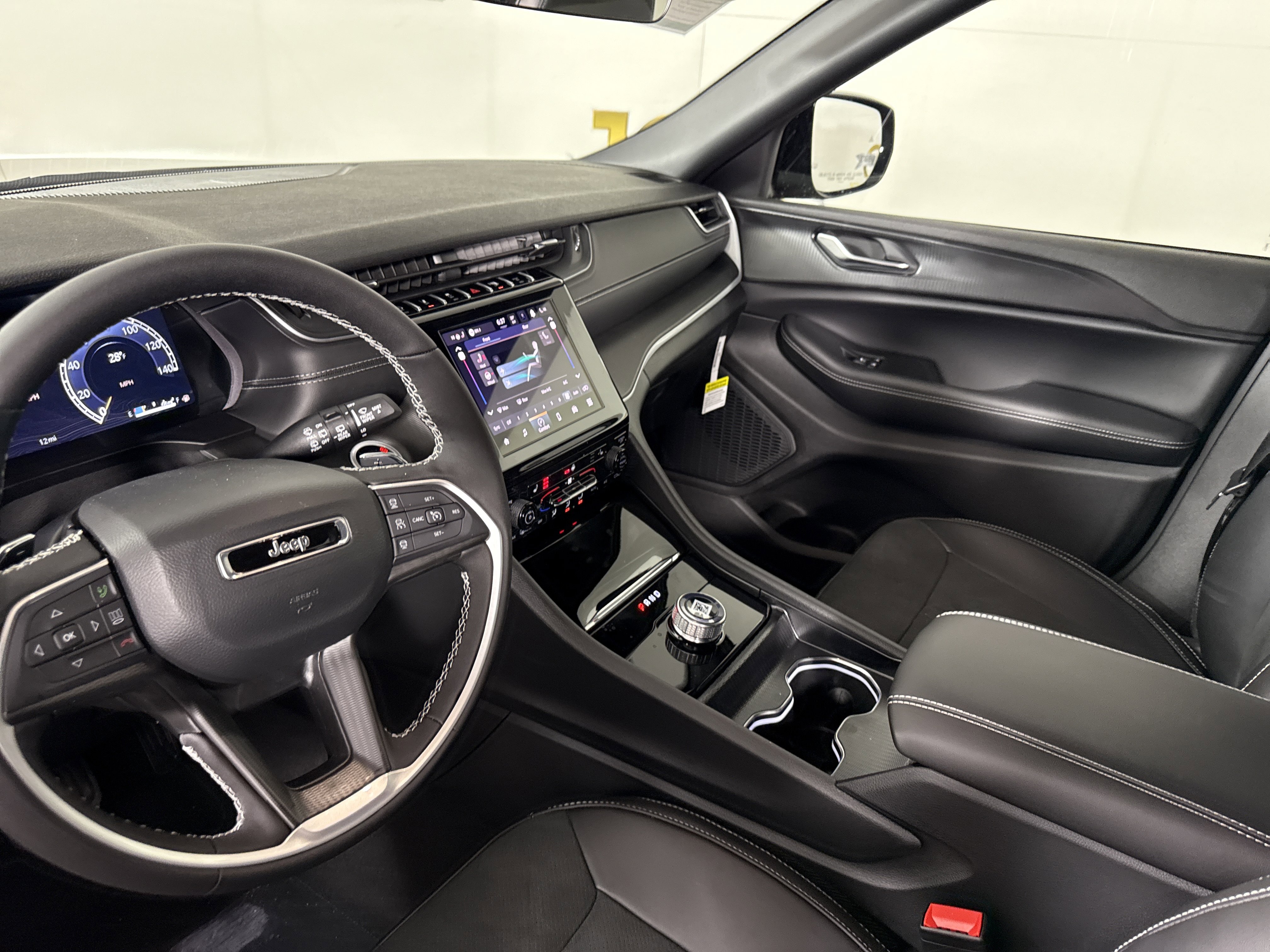 New 2025 Jeep Grand Cherokee L Altitude image 27