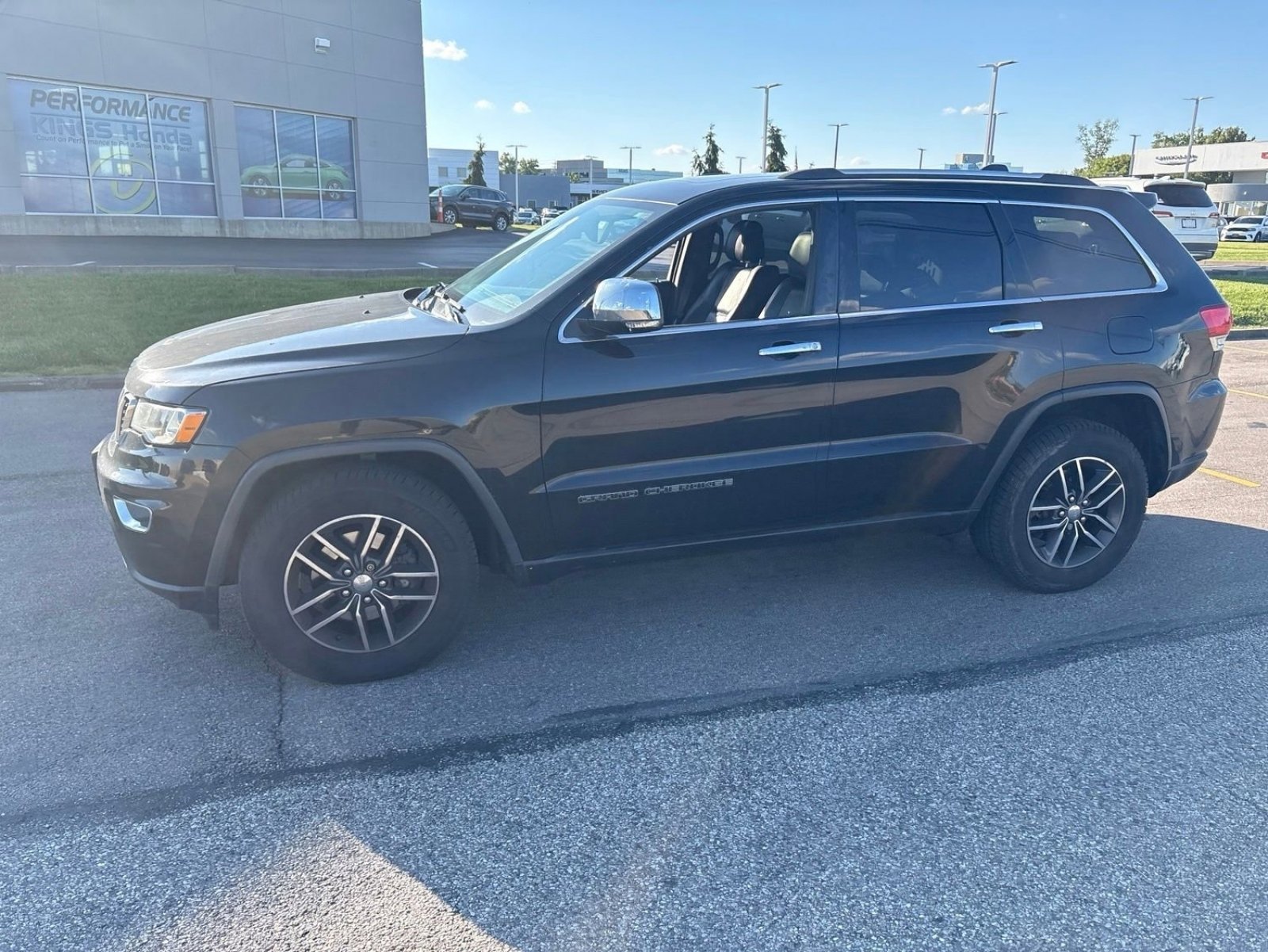Used 2017 Jeep Grand Cherokee Limited AWD/4WD image 12