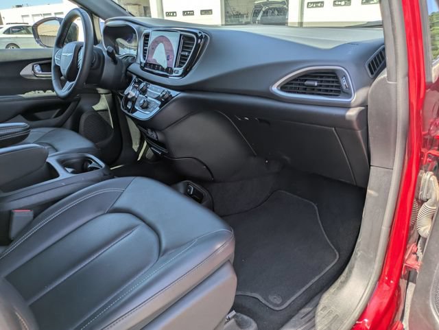 Used 2025 Chrysler Pacifica Select FWD image 25