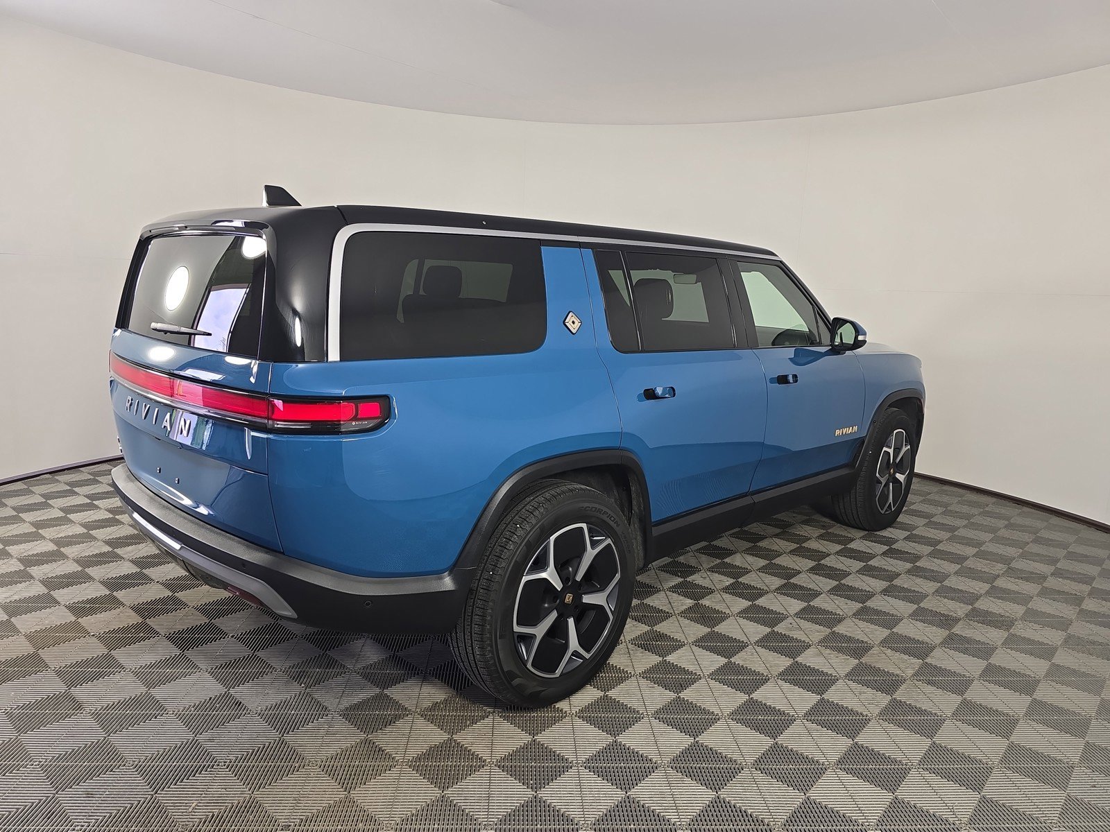 Used 2023 Rivian R1S Adventure AWD/4WD image 5
