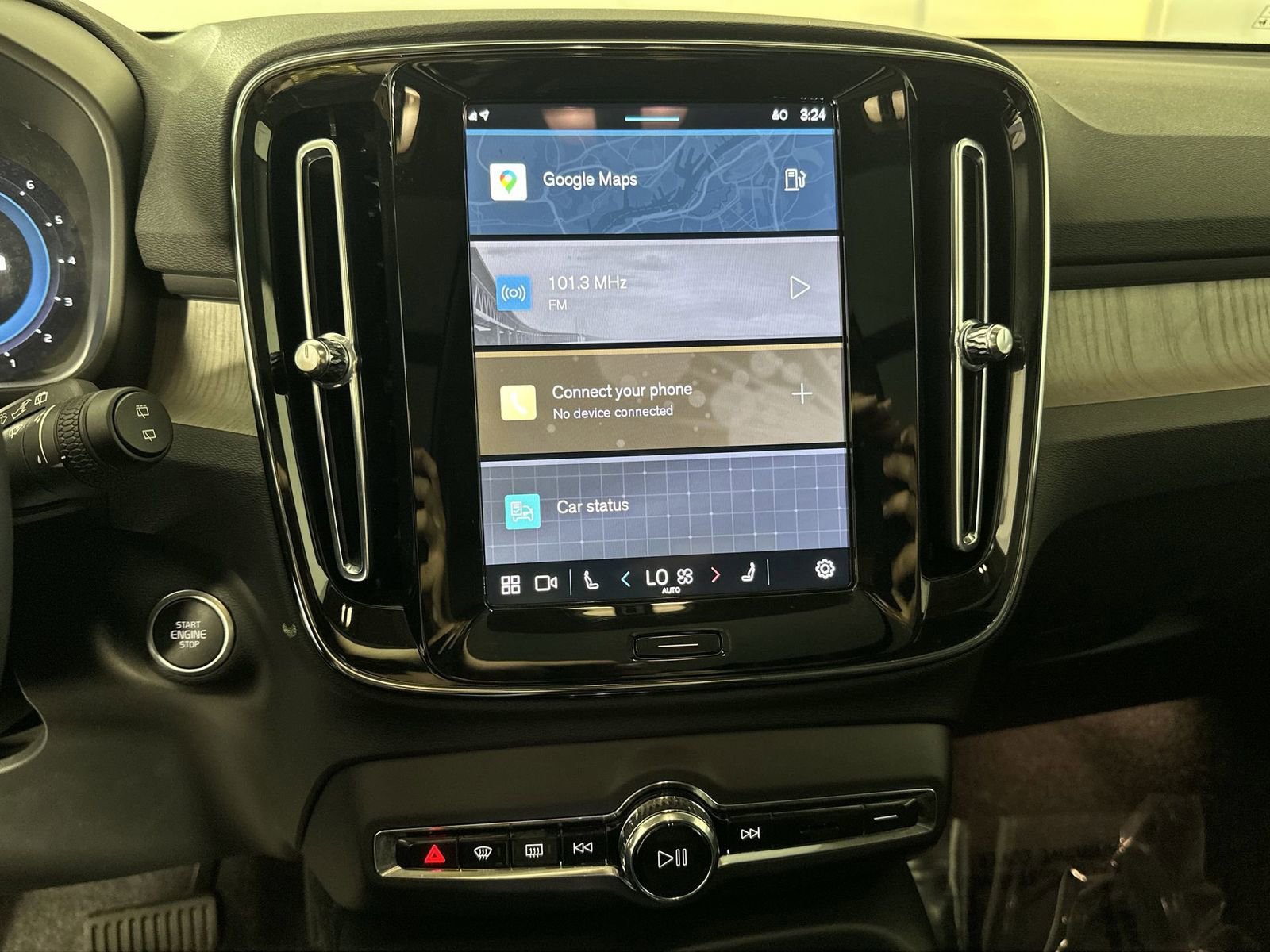 Used 2025 Volvo XC40 B5 Plus image 21