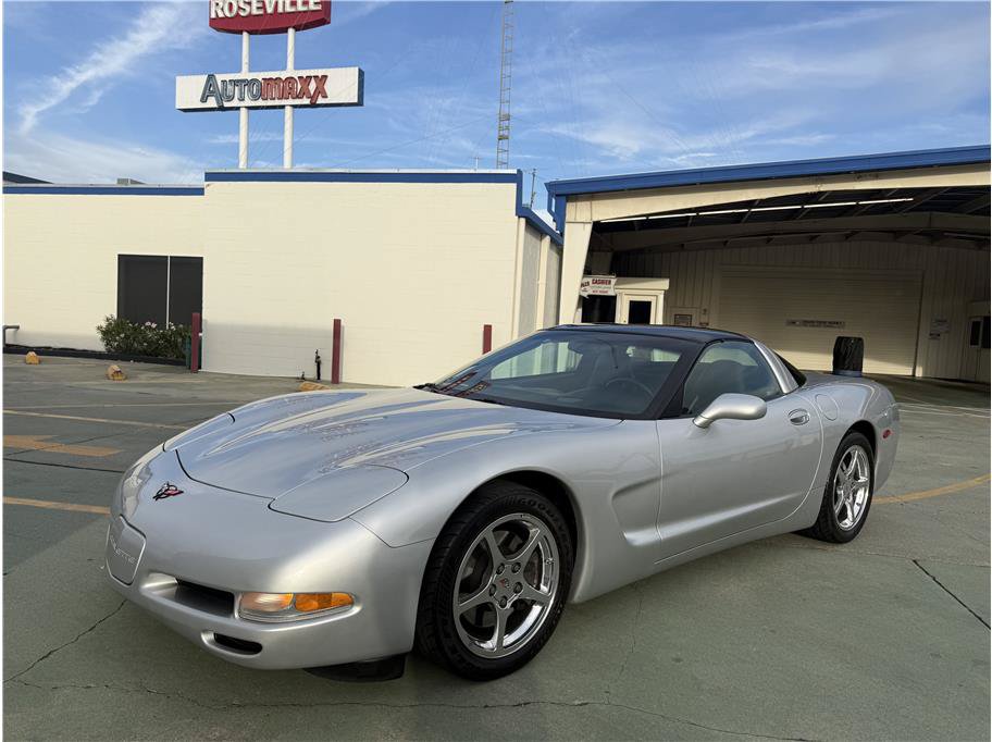 Used 2002 Chevrolet Corvette Coupe RWD image 2