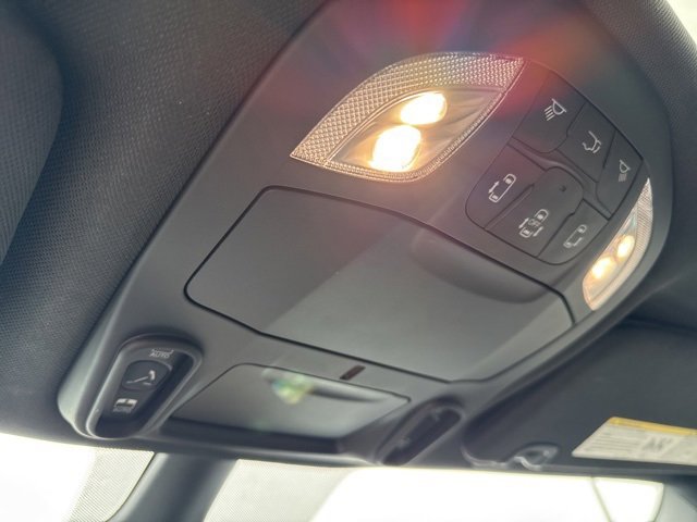 Used 2025 Chrysler Pacifica Limited image 29