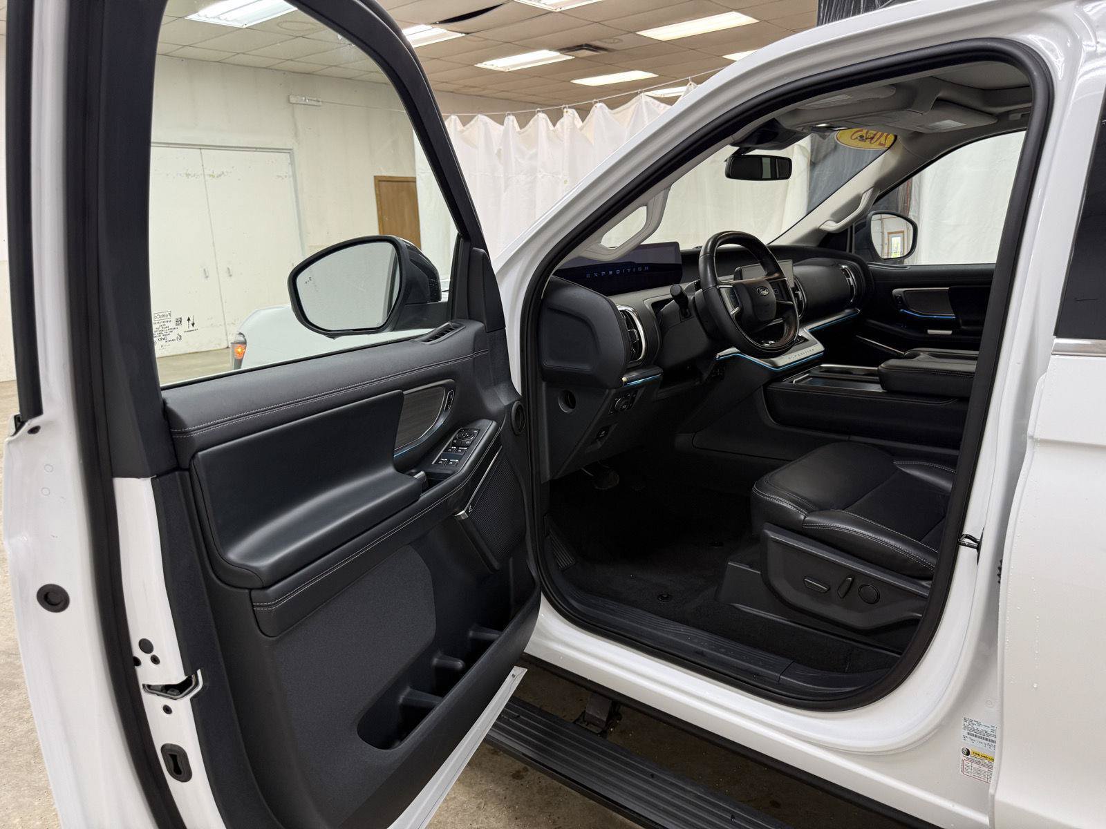 Used 2025 Ford Expedition Max Platinum AWD/4WD image 9