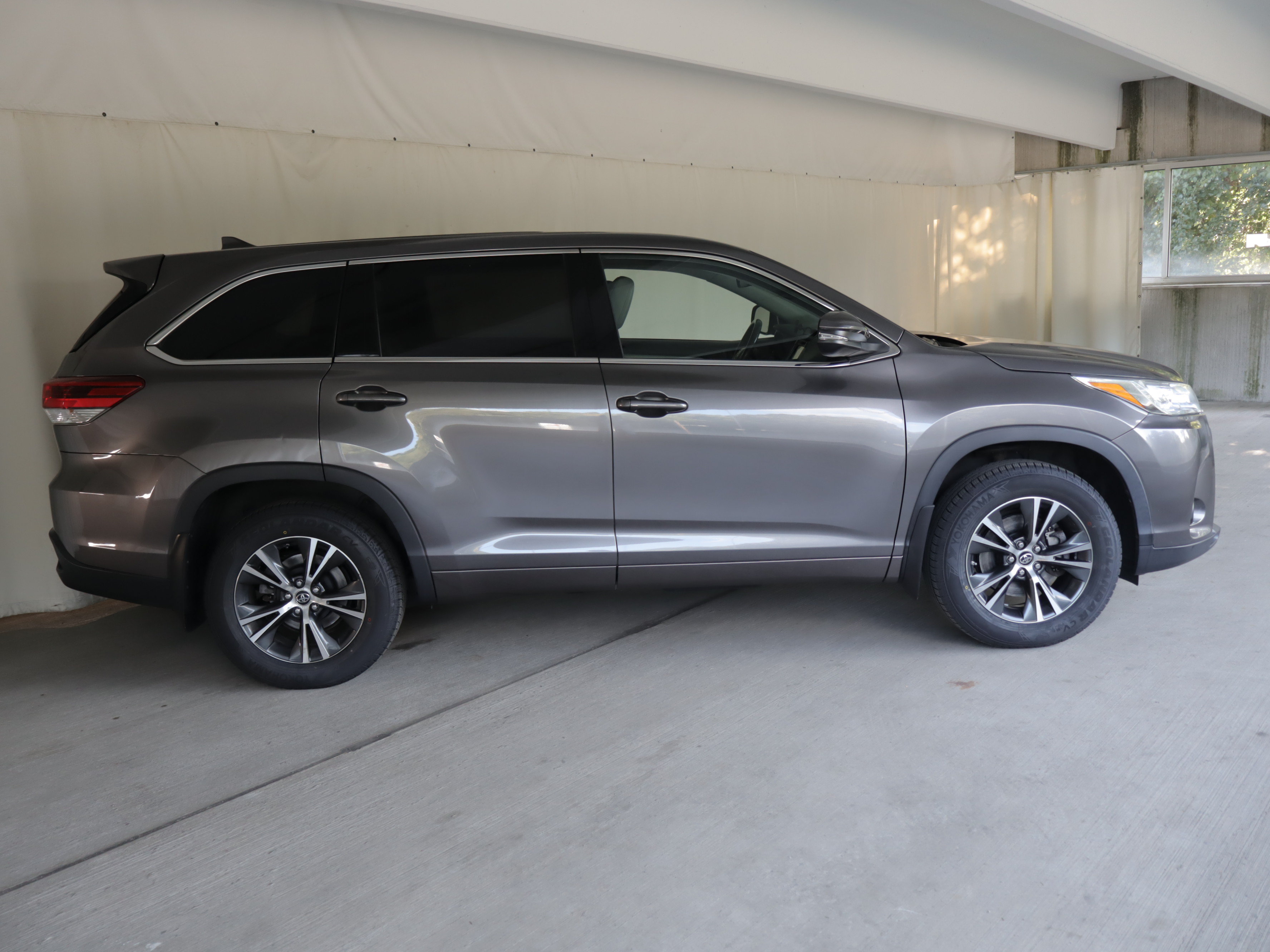 Used 2018 Toyota Highlander Plus AWD/4WD image 4