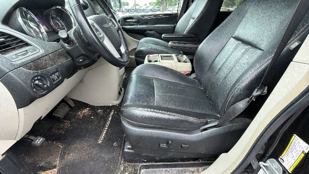 Used 2014 Chrysler Town & Country Touring-L w/ Driver Convenience Group FWD image 12