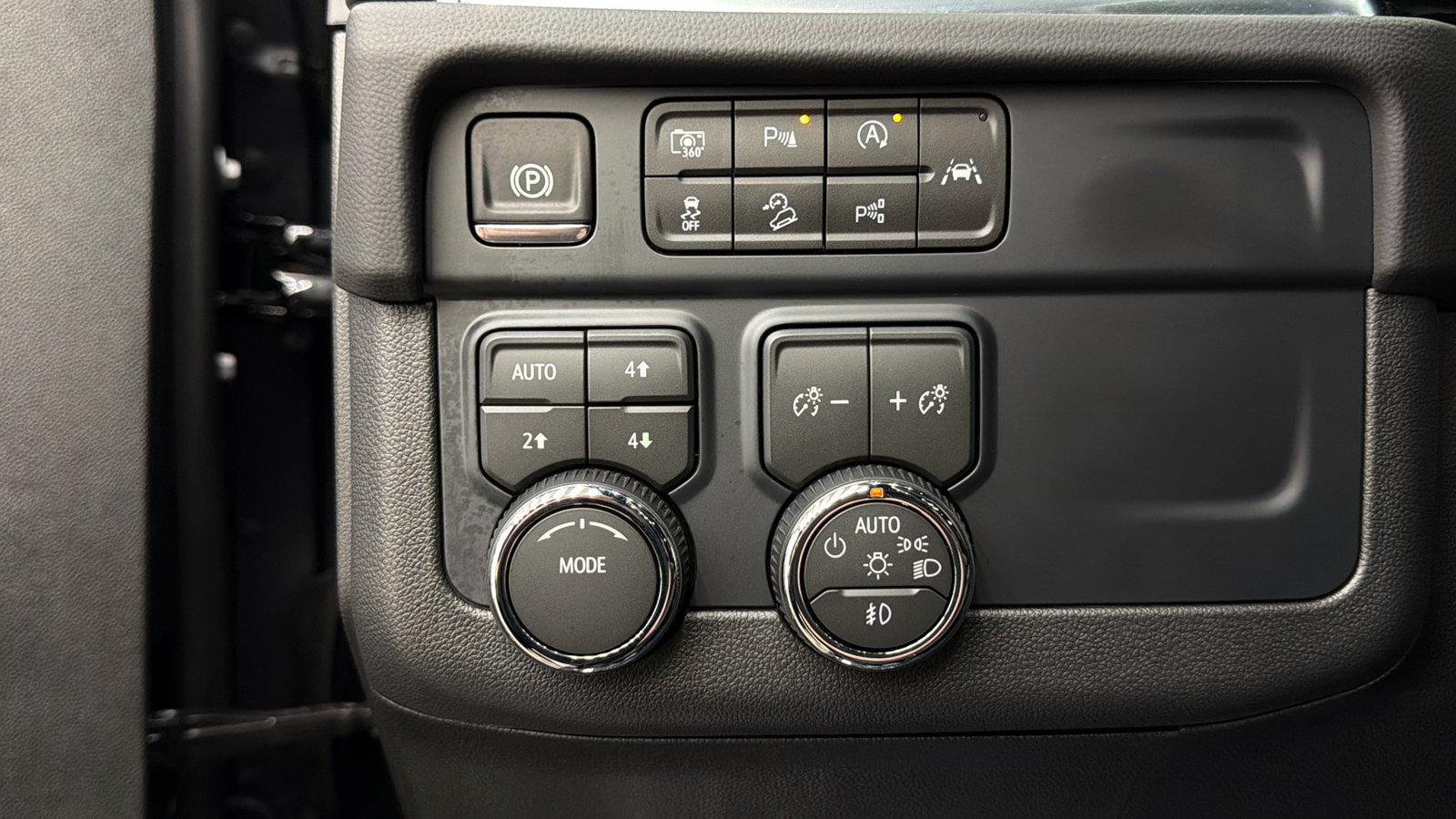 Used 2026 Chevrolet Tahoe Z71 w/ Comfort Package AWD/4WD image 31