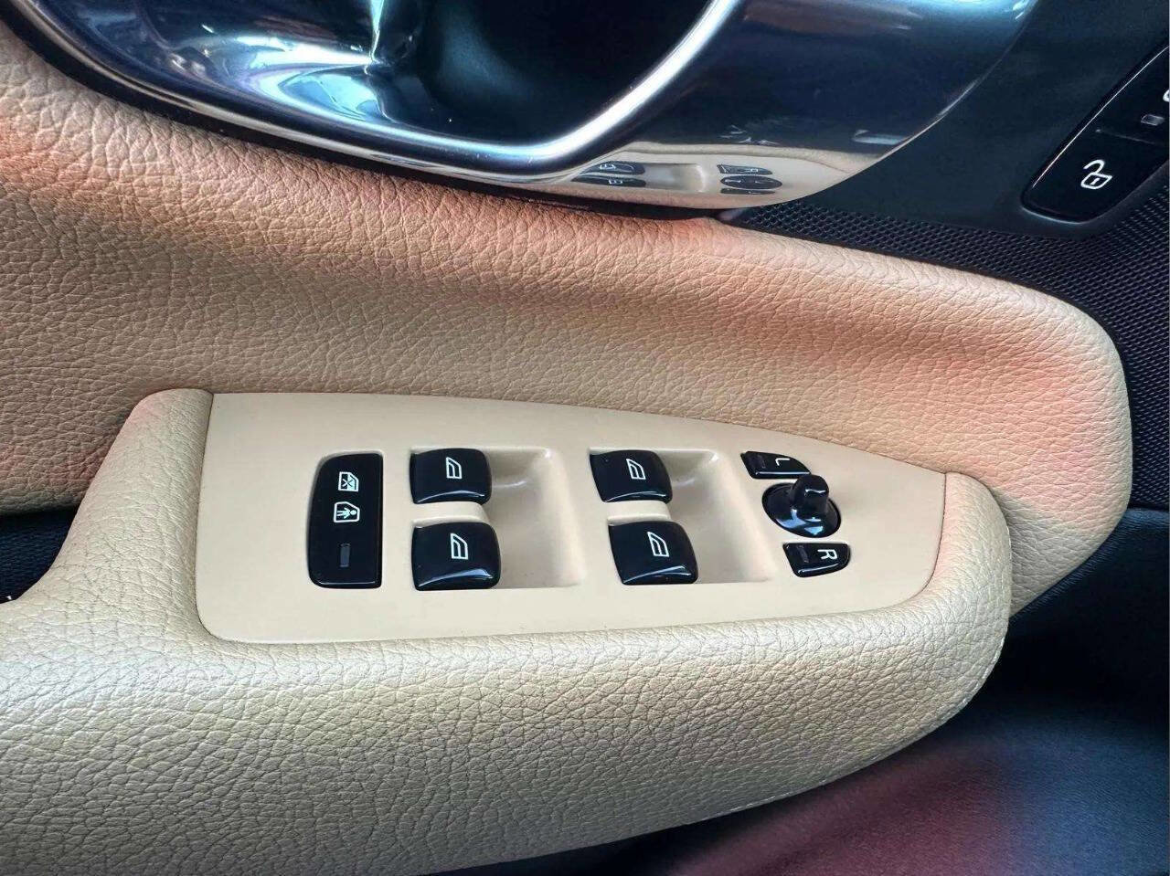 Used 2016 Volvo XC90 T6 Momentum image 28