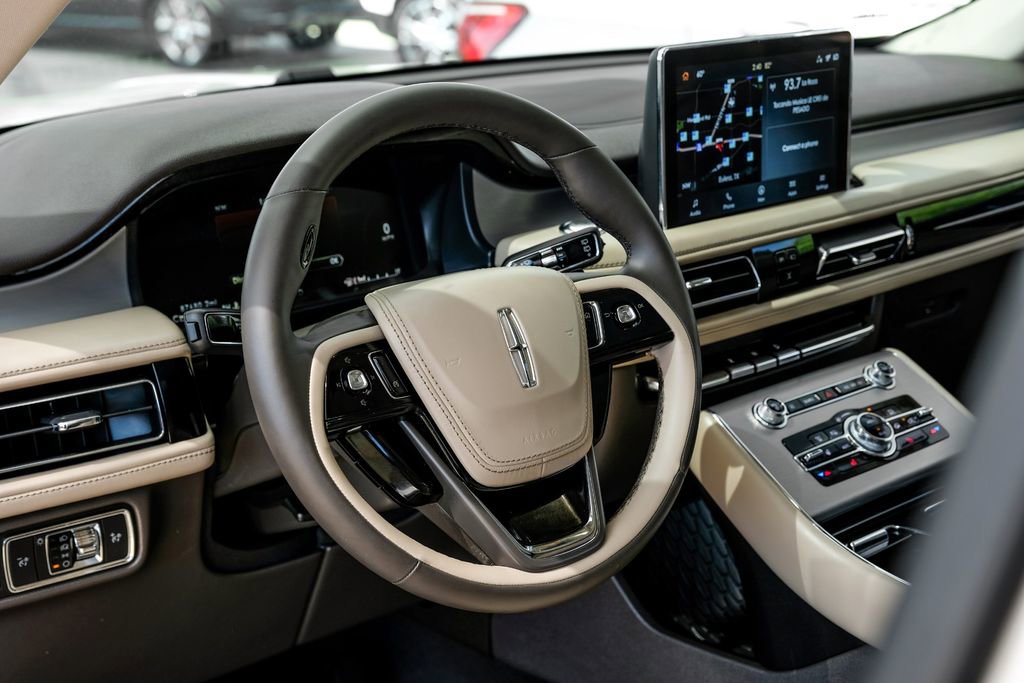 Used 2023 Lincoln Aviator AWD w/ Premium Package image 13