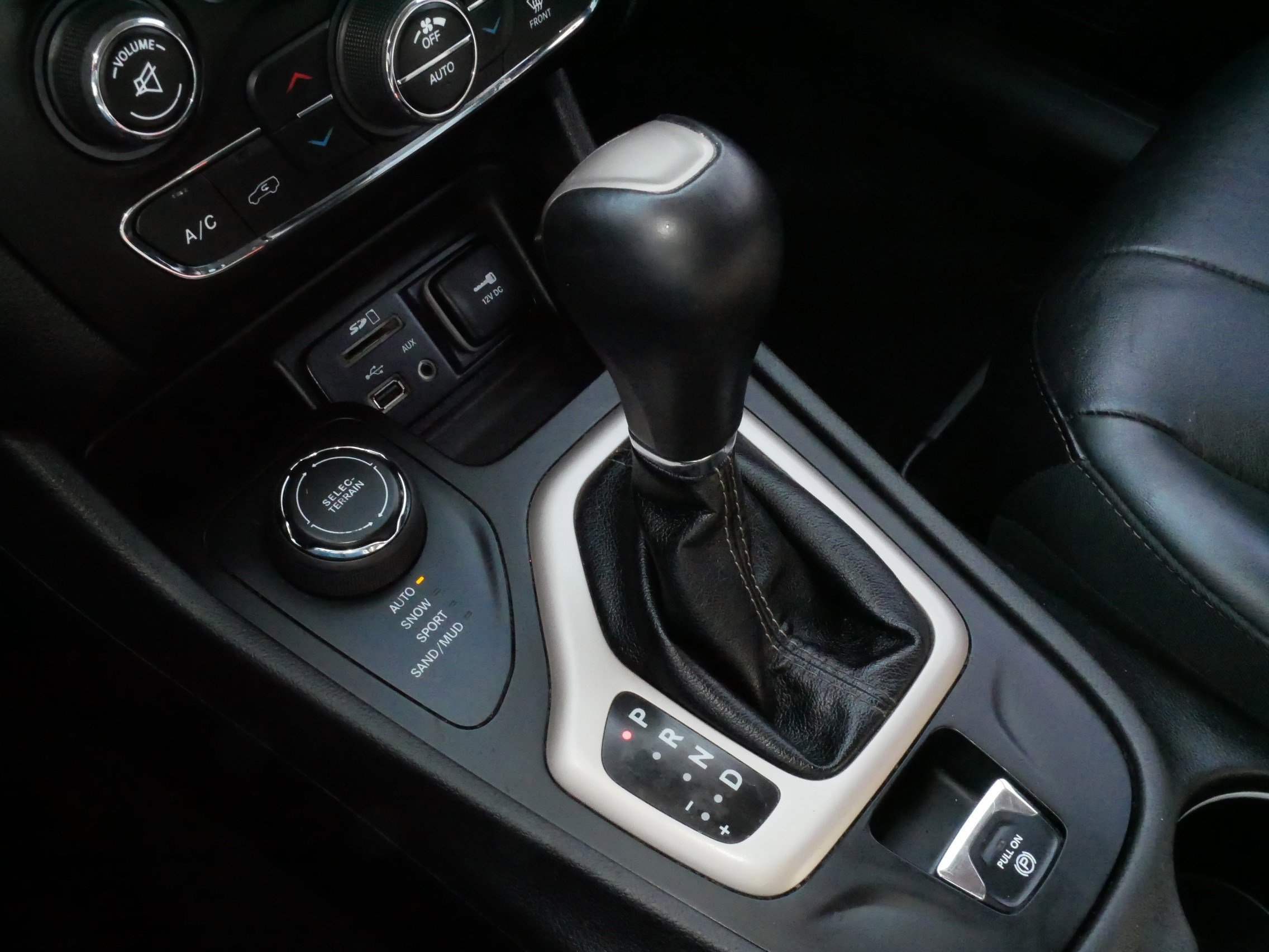 Used 2018 Jeep Cherokee Limited image 24