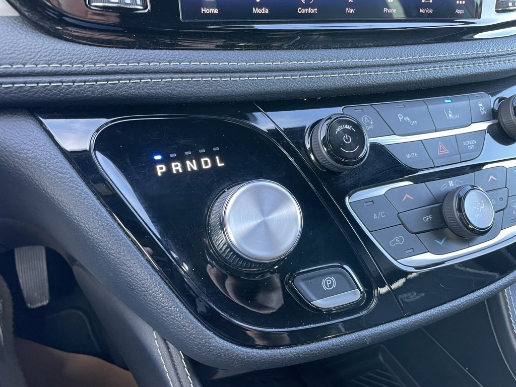 Used 2025 Chrysler Pacifica Limited image 14